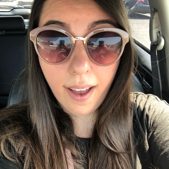 Meet your Posher, Melanie - Picture 1 of 1